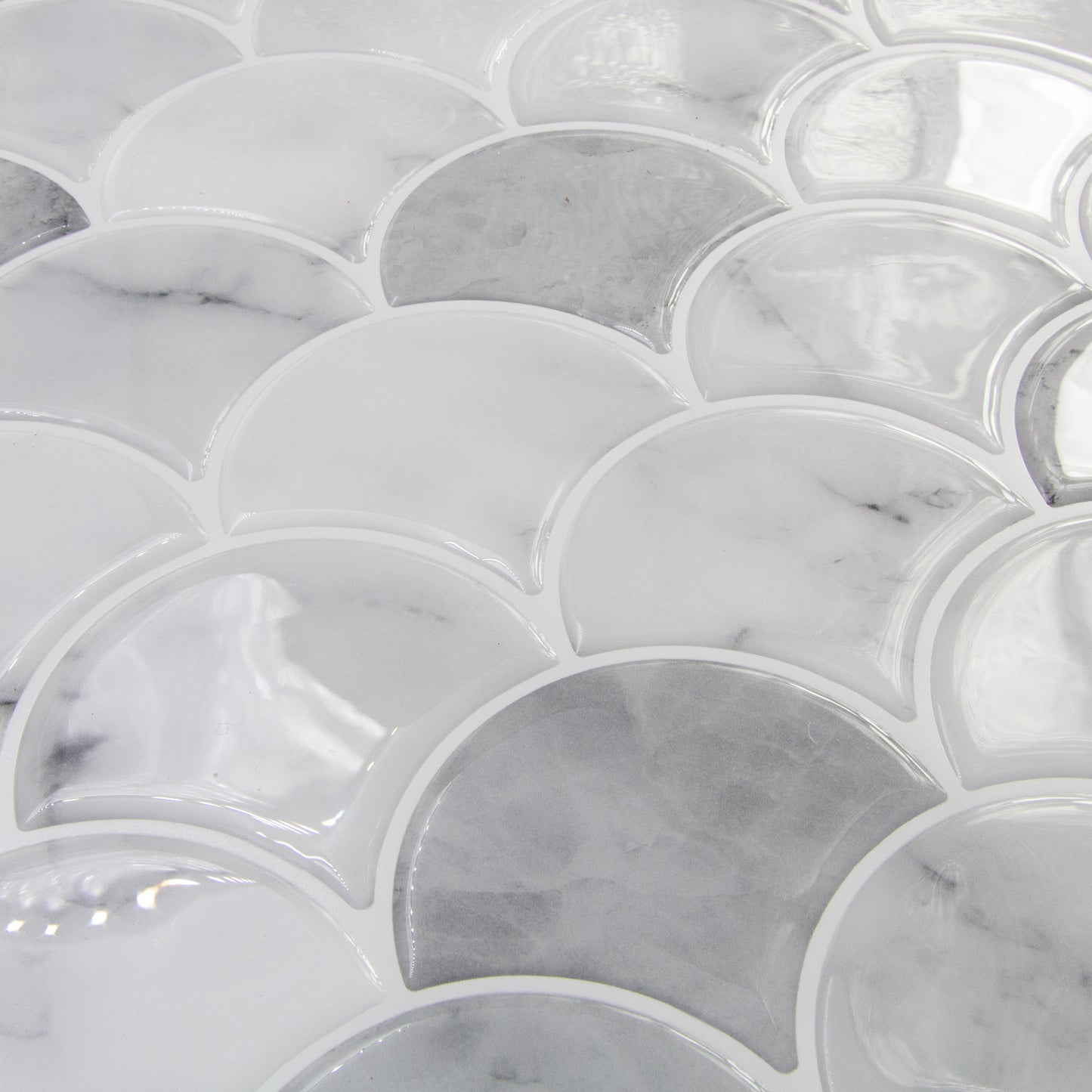 Grå marmorlignende fliseklistermærke (marble scale) set fra skrå vinkel | Stickoramic