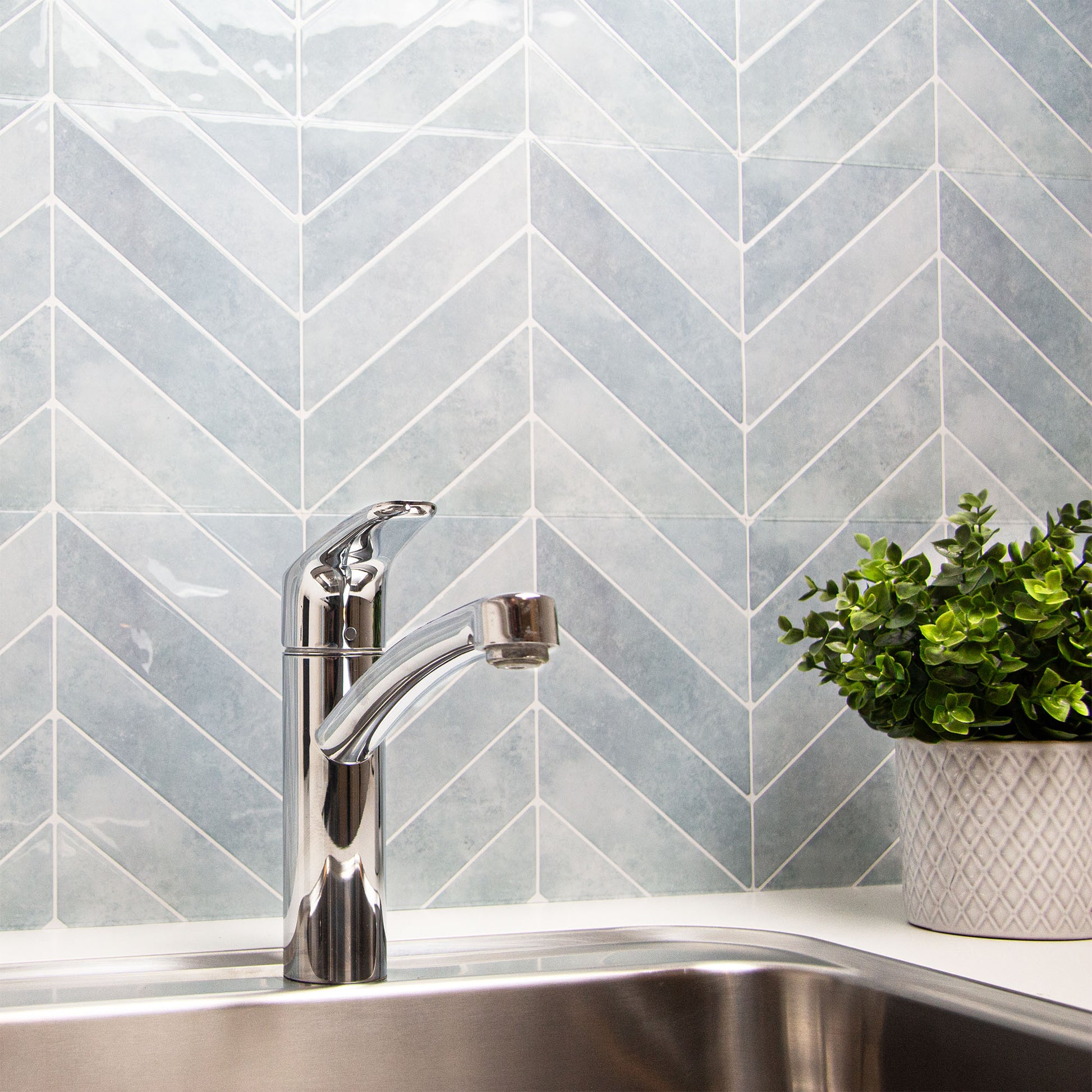 Celeste peel and stick flise i bryggers med sølv håndvask