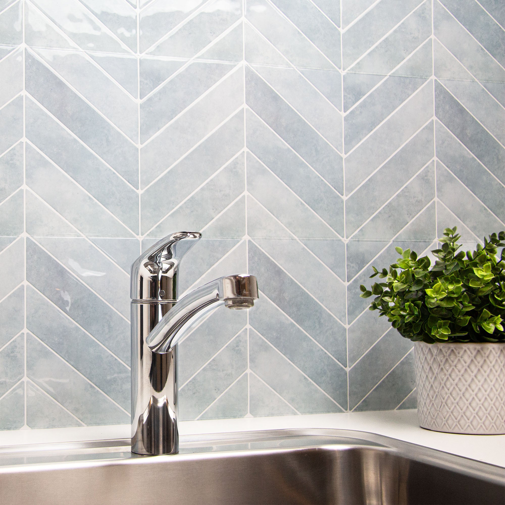 Celeste peel and stick flise i bryggers med sølv håndvask