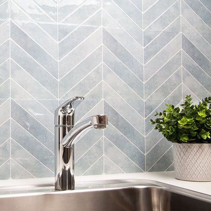 Celeste peel and stick flise i bryggers med sølv håndvask