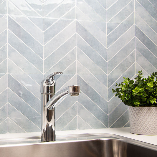 Celeste peel and stick flise i bryggers med sølv håndvask