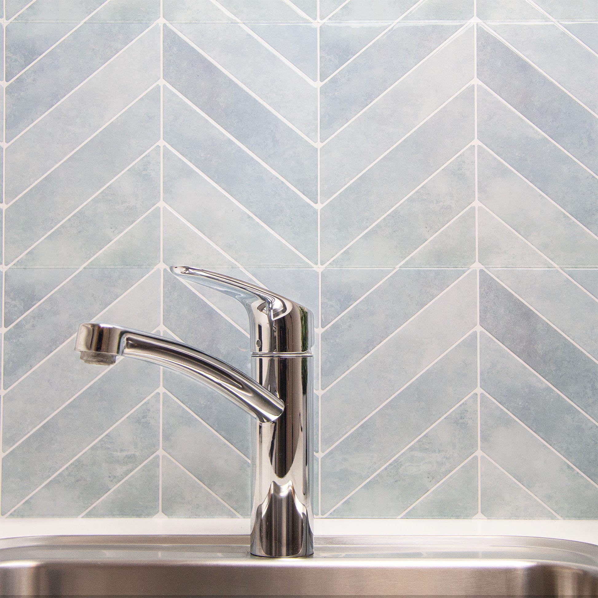 Sart lyseblå peel and stick flise fra stickoramic i bryggers