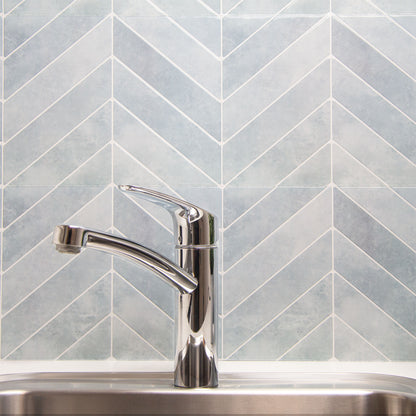 Sart lyseblå peel and stick flise fra stickoramic i bryggers