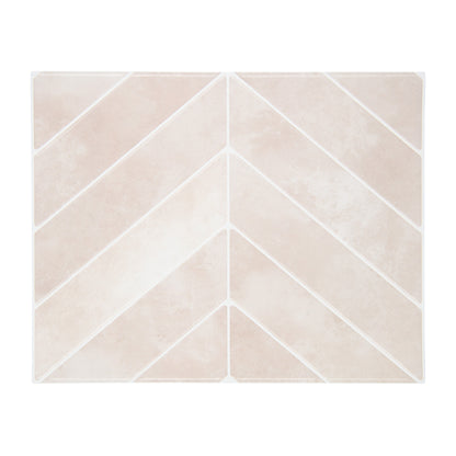 Peel and stick flise i sart rosa farve og chevron mønster.