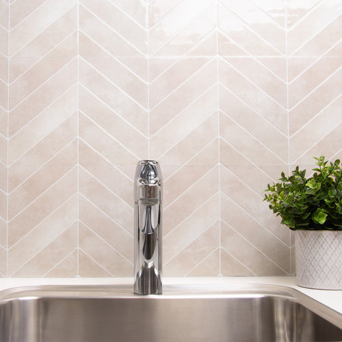 Dawn peel and stick flise i bryggers med sølv håndvask