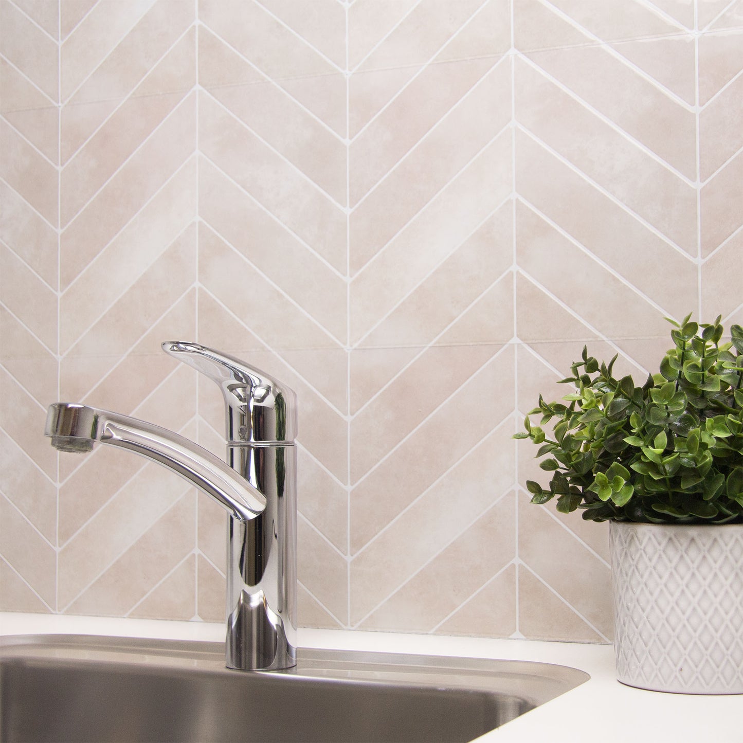 Dawn peel and stick flise som backsplash i bryggers