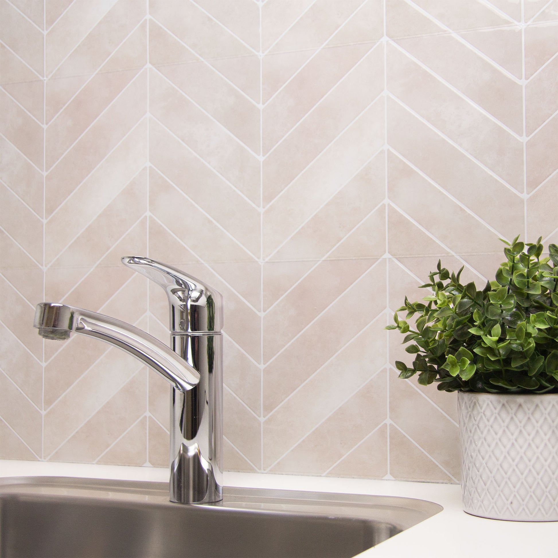 Dawn peel and stick flise som backsplash i bryggers