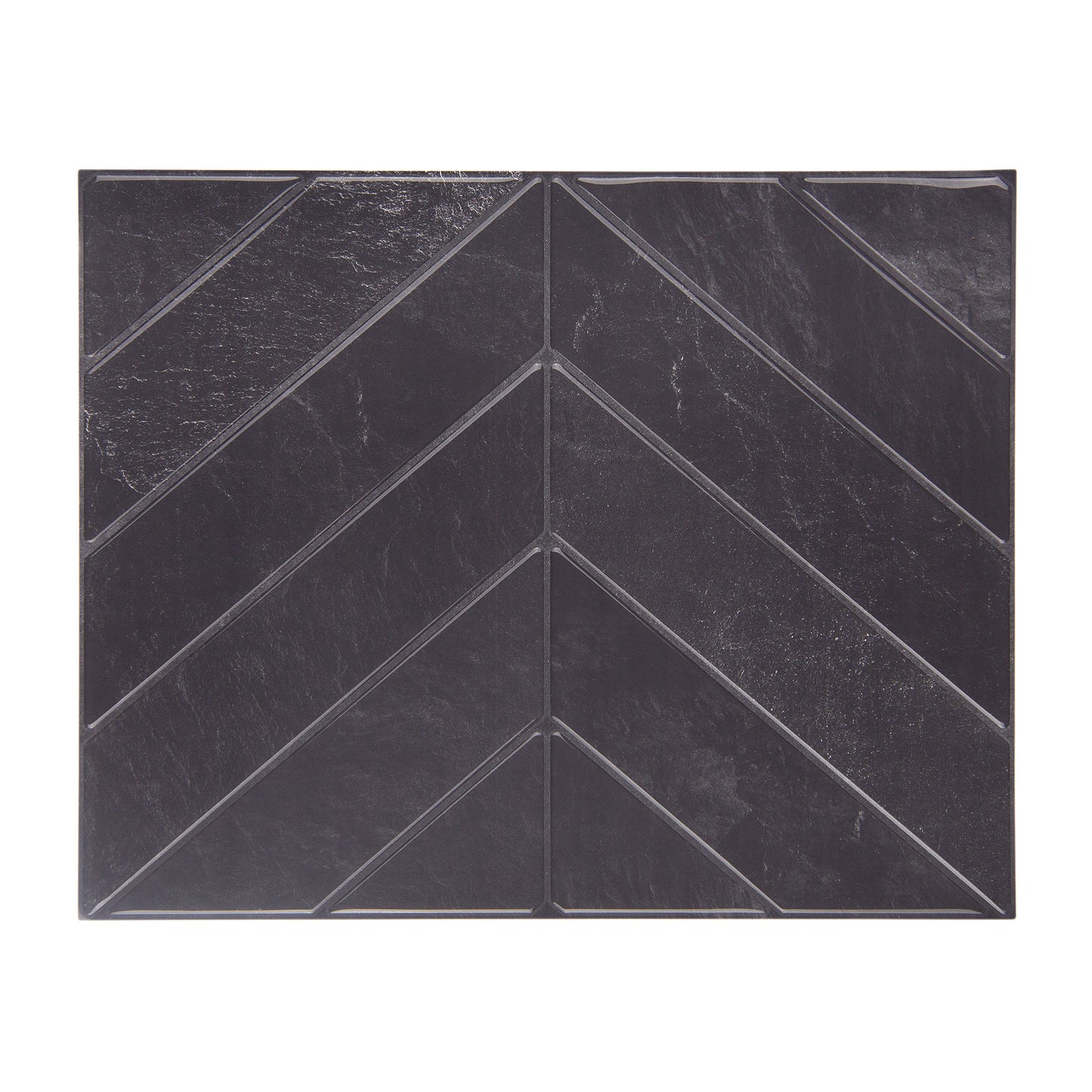 Peel and stick flise i sort og chevron mønster.