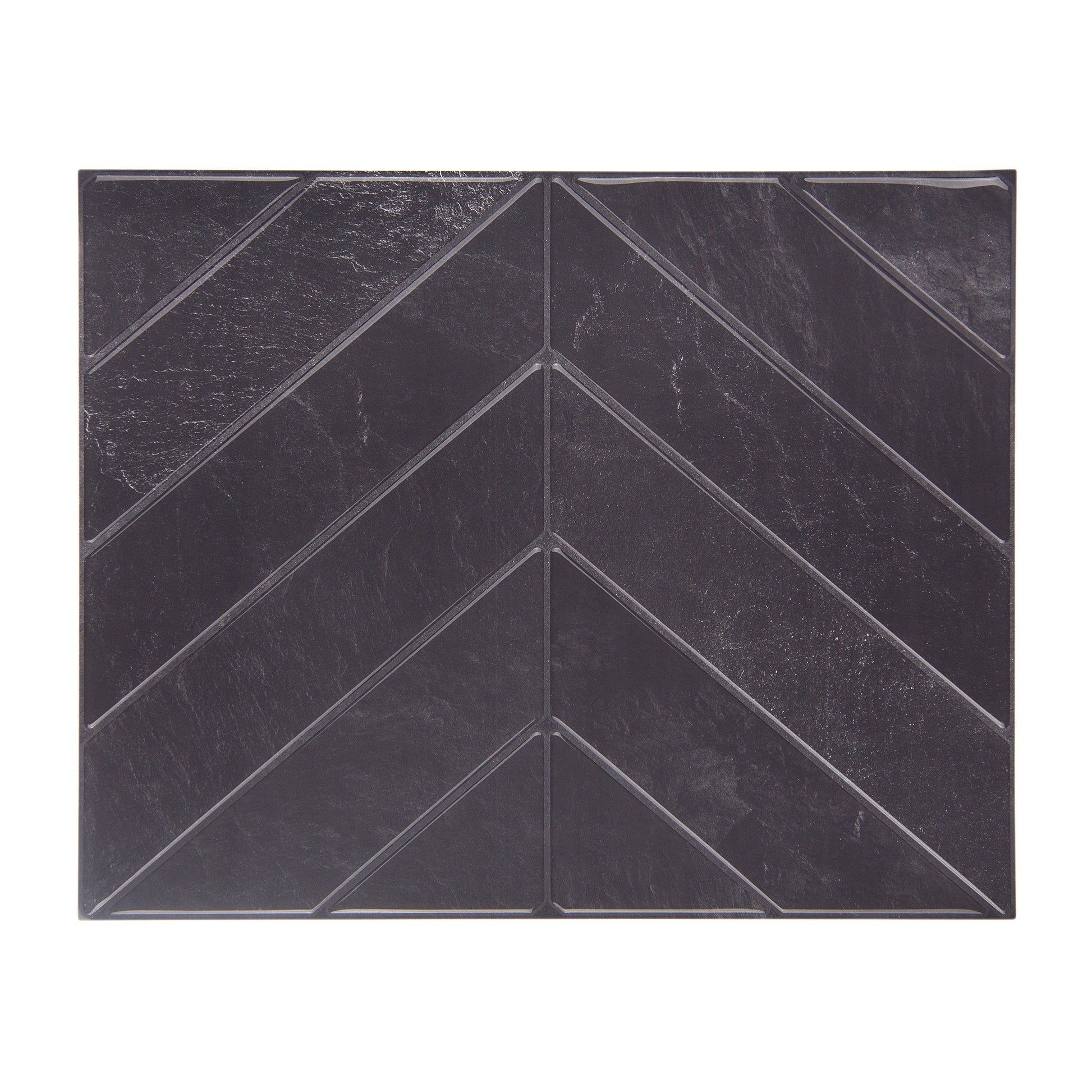 Peel and stick flise i sort og chevron mønster.