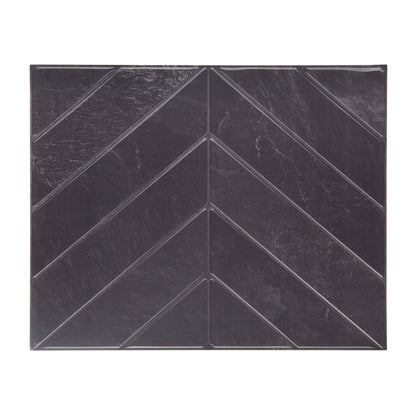 Peel and stick flise i sort og chevron mønster.