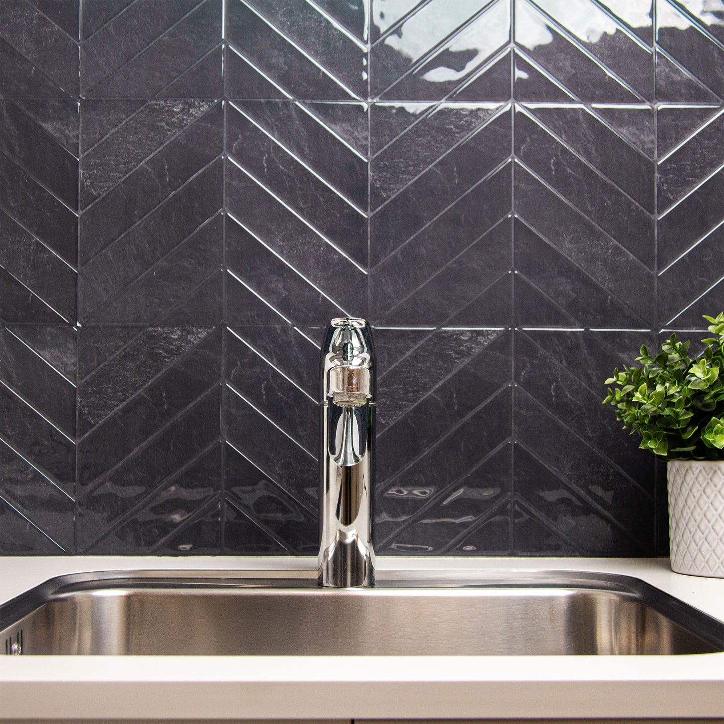 Obsidian peel and stick flise fra Stickoramic i bryggers bag håndvask