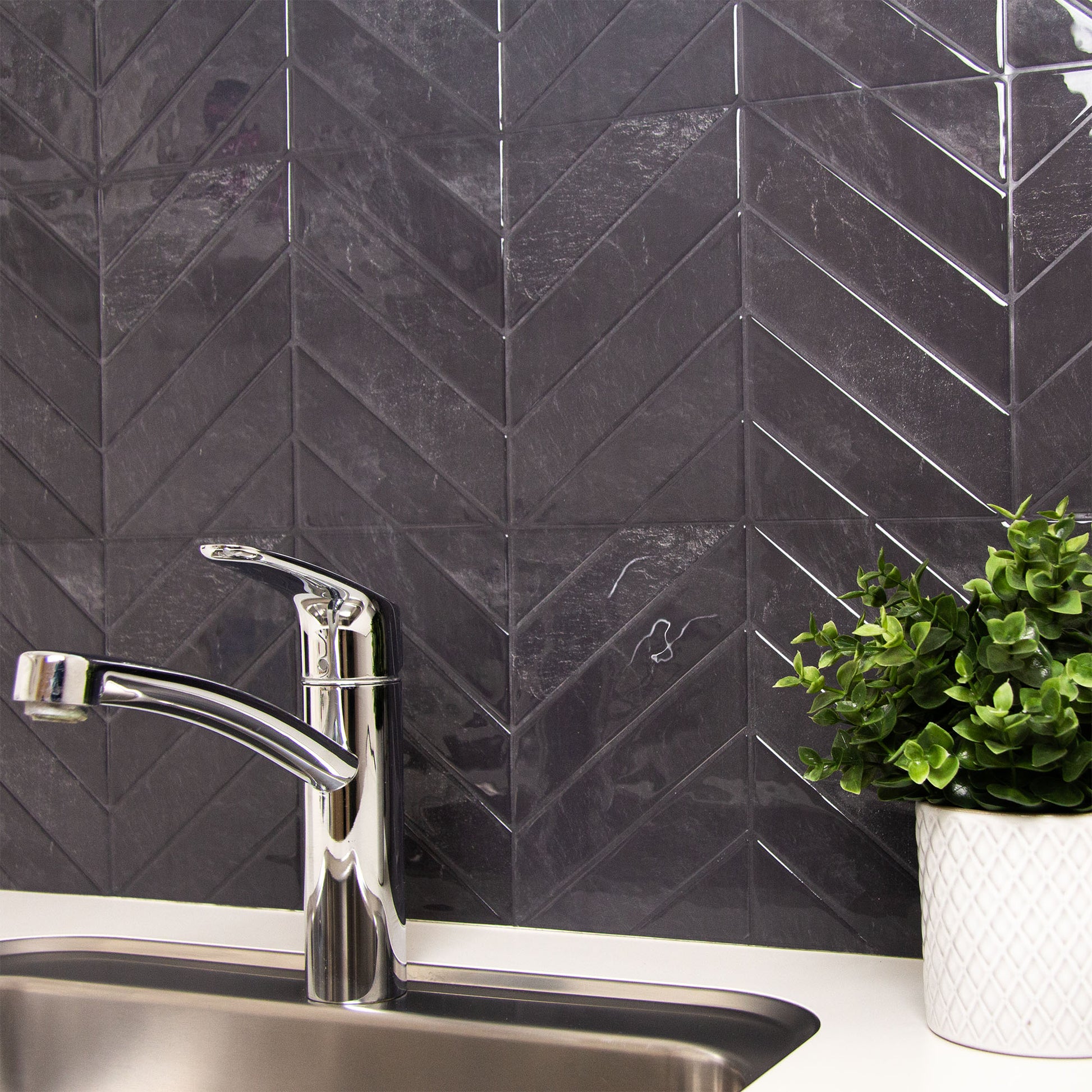 Obsidian peel and stick flise fra Stickoramic i bryggers bag håndvask set fra skrå vinkel