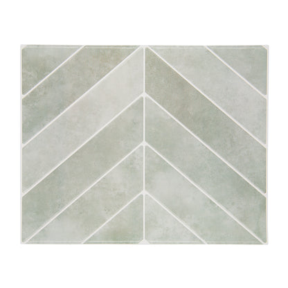 Peel and stick flise i sart grøn og chevron mønster.