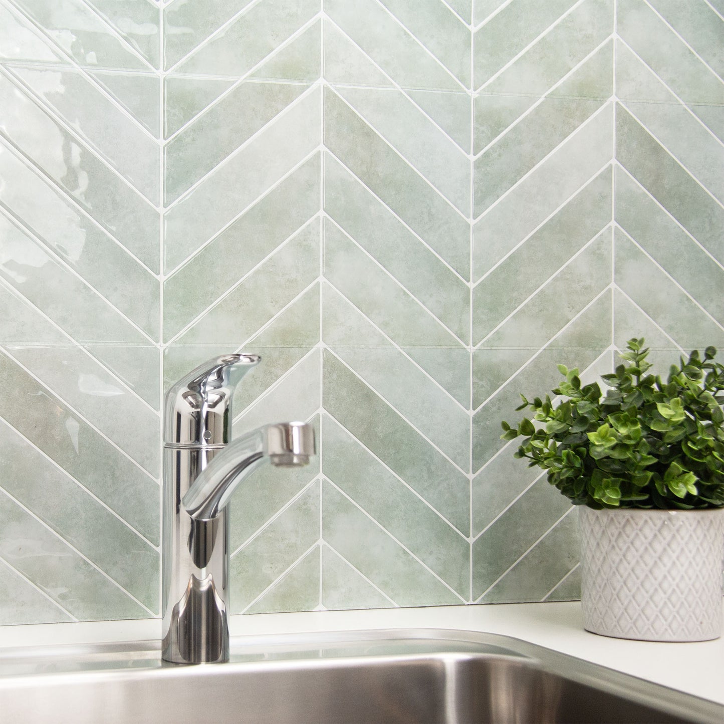 Zenith peel and stick flise i lys grøn som backsplash i bryggers