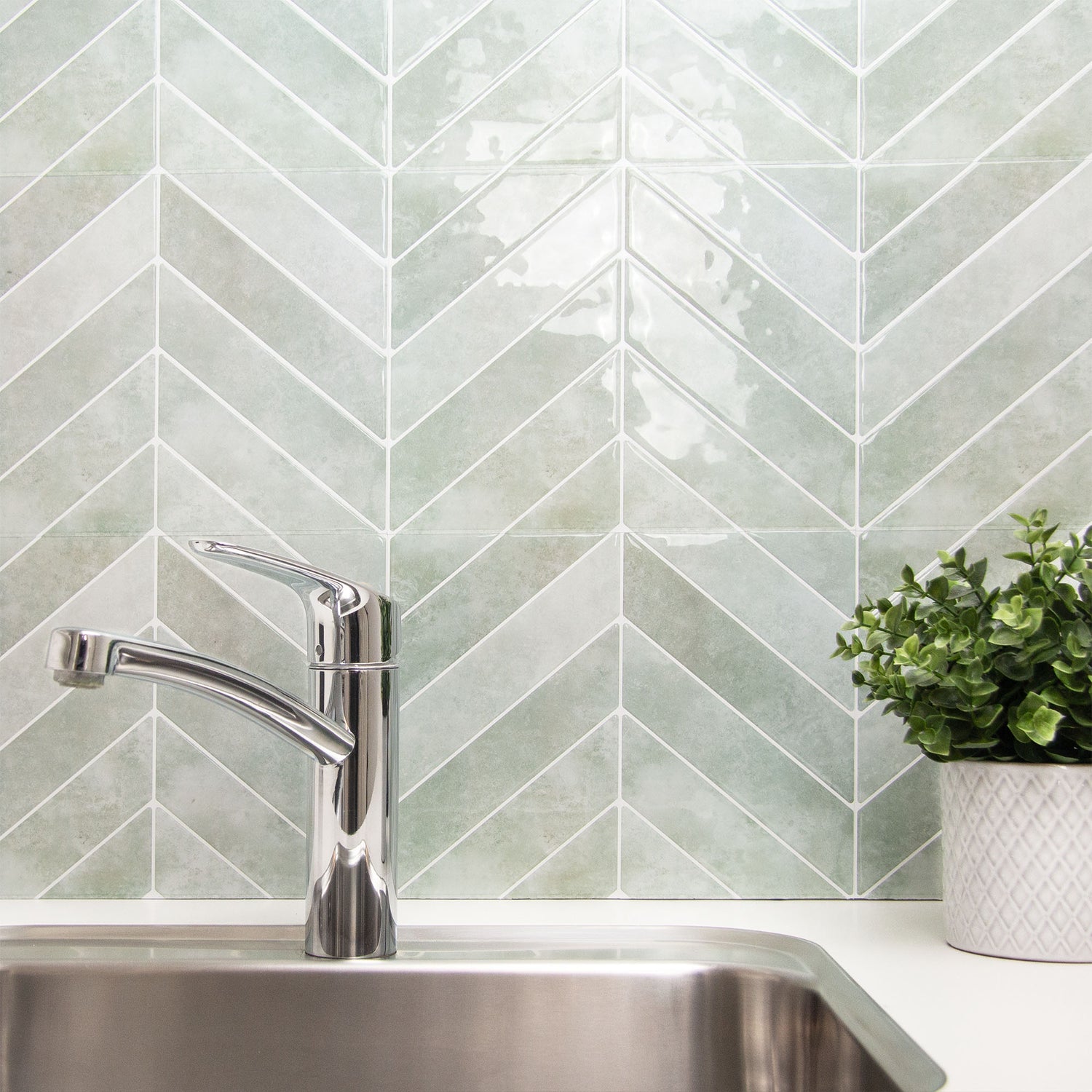 Sart grøn peel and stick flise fra Stickoramic i bryggers