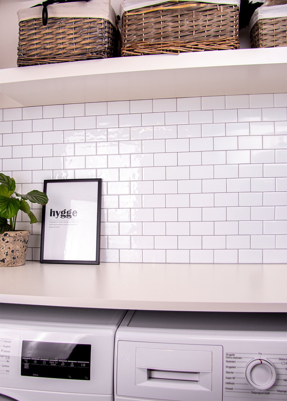 Hvide subway fliseklistermærker i hvidt bryggers.