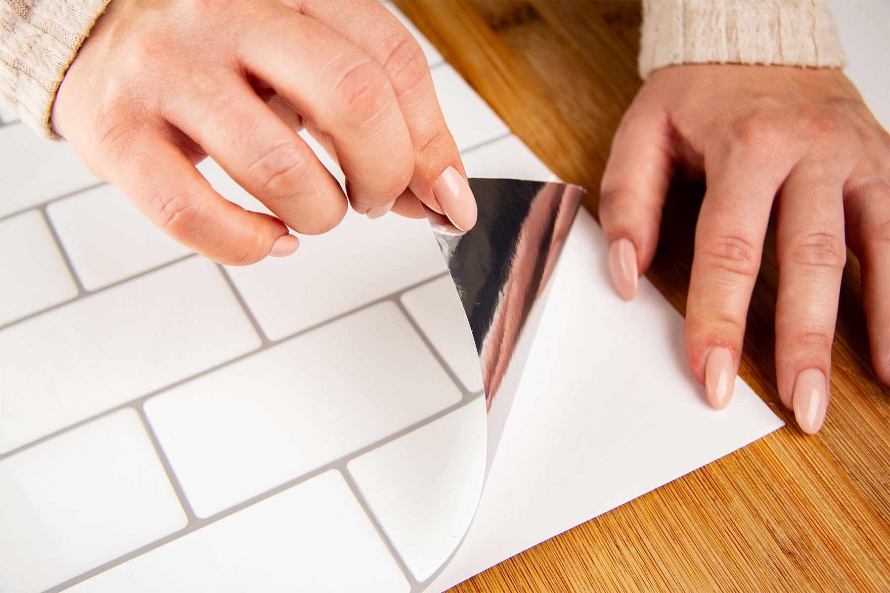 Sådan bruger du fliseklistermærker (trin 2) — fjern folien