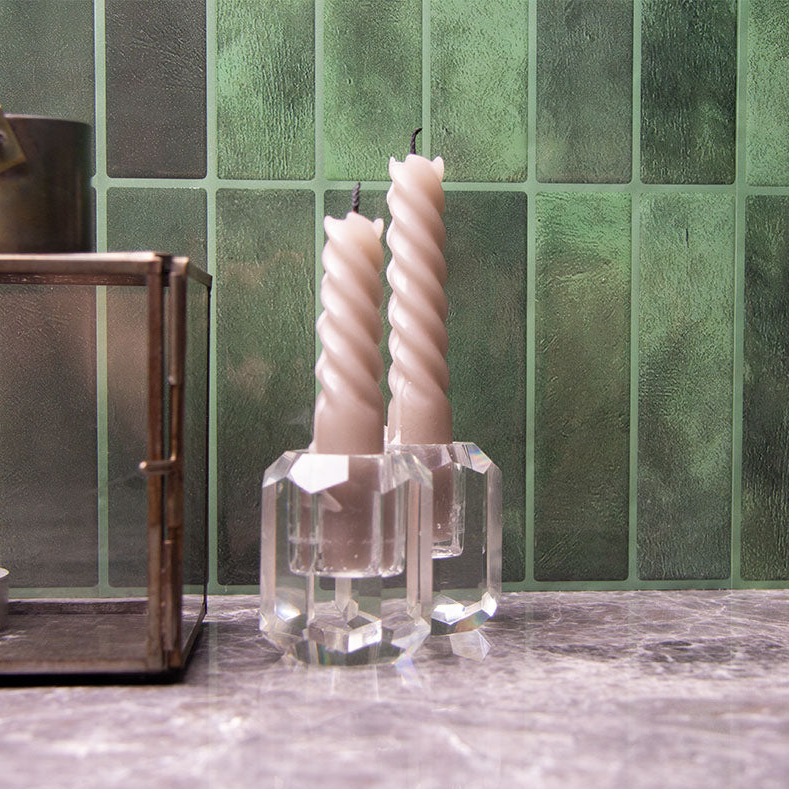 Grønne fliseklistermærker (forest flair) brugt på væg bag marmorbordplade.