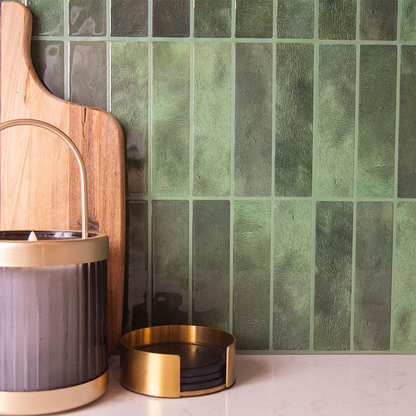 Grønne fliseklistermærker (forest flair) brugt som backsplash i køkken.