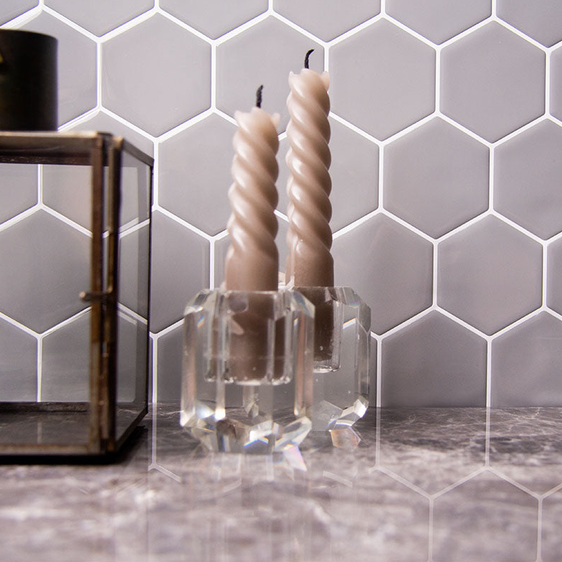 Grå fliseklistermærker i hexagon mønster sammen med grå marmorbordplade.