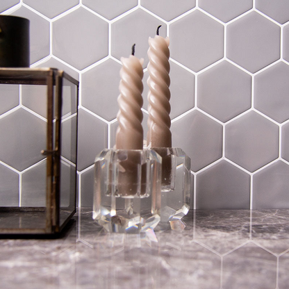 Grå fliseklistermærker i hexagon mønster sammen med grå marmorbordplade.