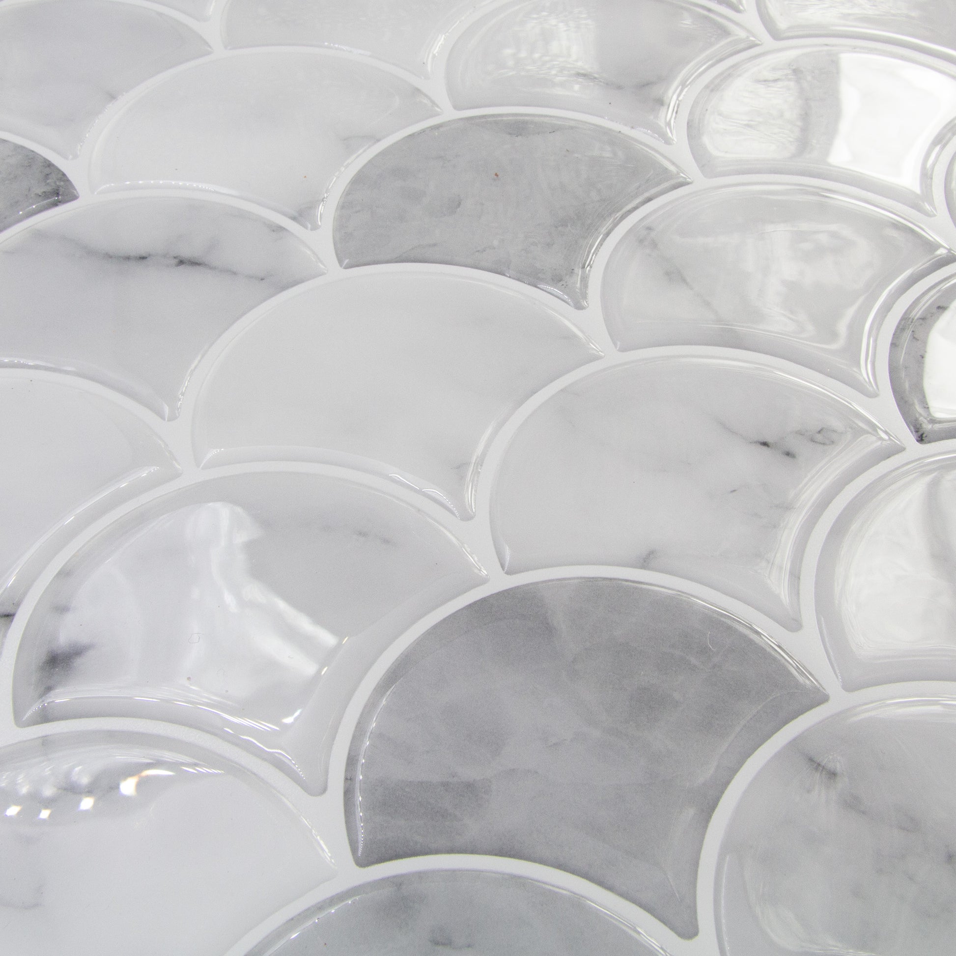 Grå marmorlignende fliseklistermærke (marble scale) set fra skrå vinkel | Stickoramic