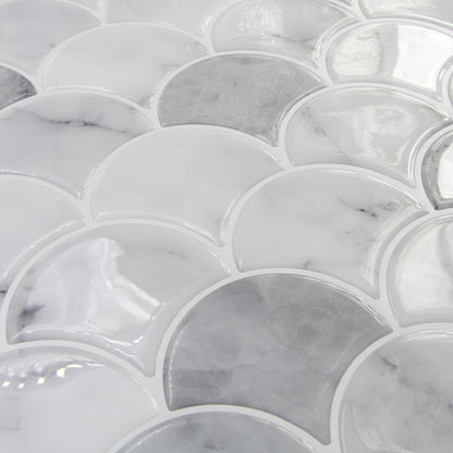 Grå marmorlignende fliseklistermærke (marble scale) set fra skrå vinkel | Stickoramic