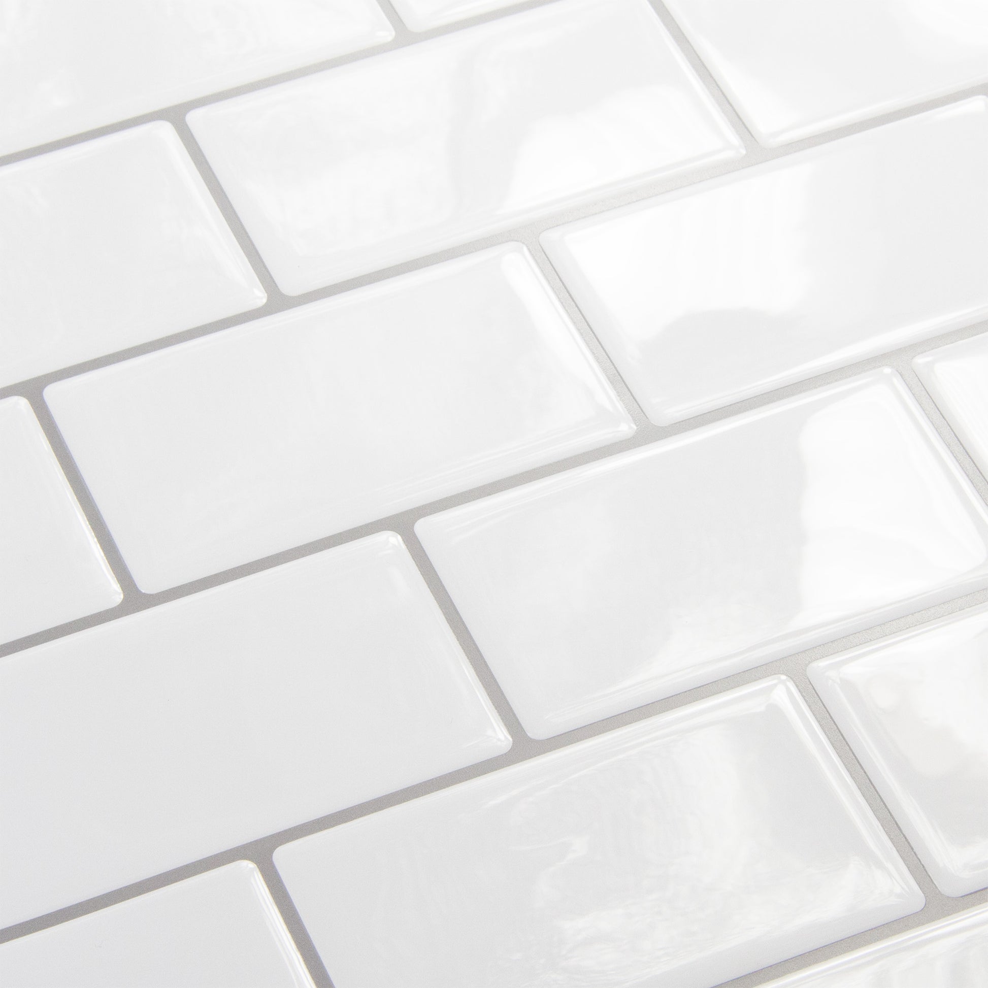 Hvidt fliseklistermærke (subway) i metro mønster set fra skrå vinkel - stickoramic