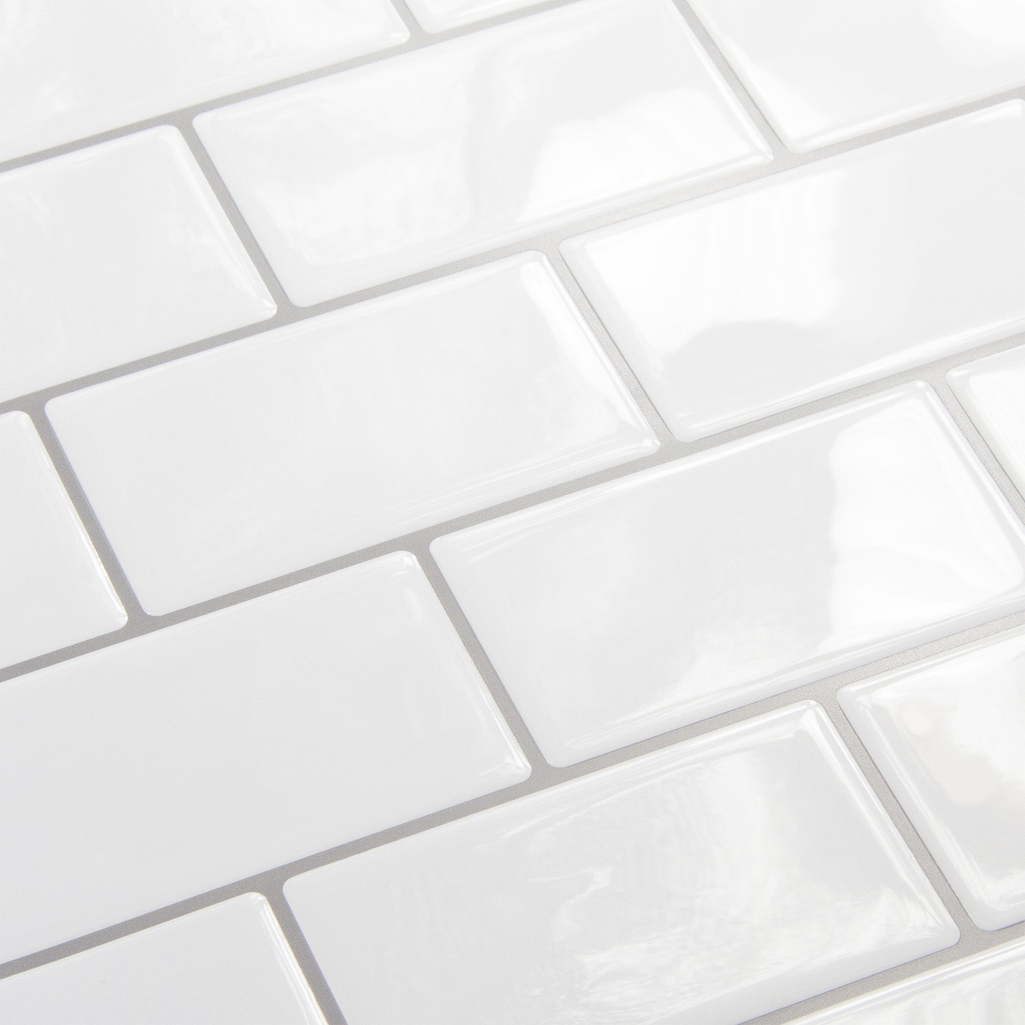 Hvidt fliseklistermærke (subway) i metro mønster set fra skrå vinkel - stickoramic