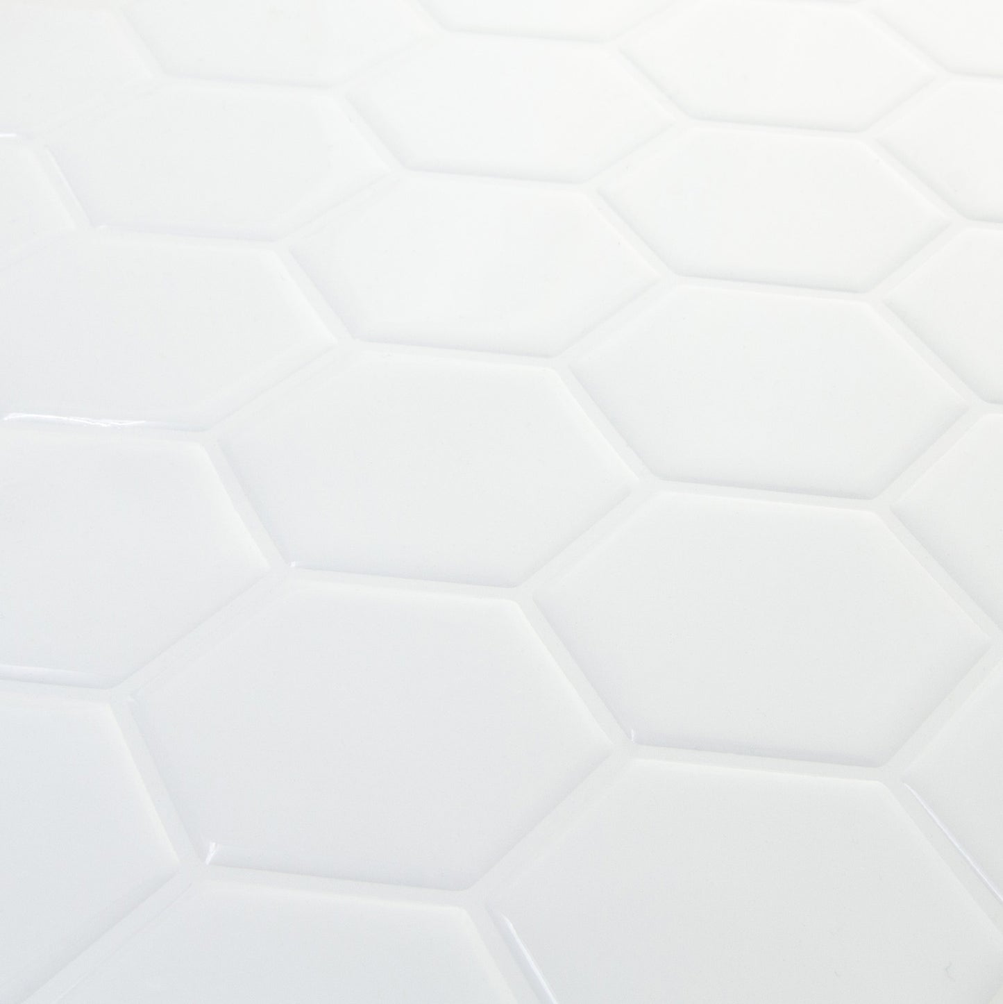Hvidt fliseklistermærke i hexagon mønster (arctic hive) - skrå vinkel - stickoramic