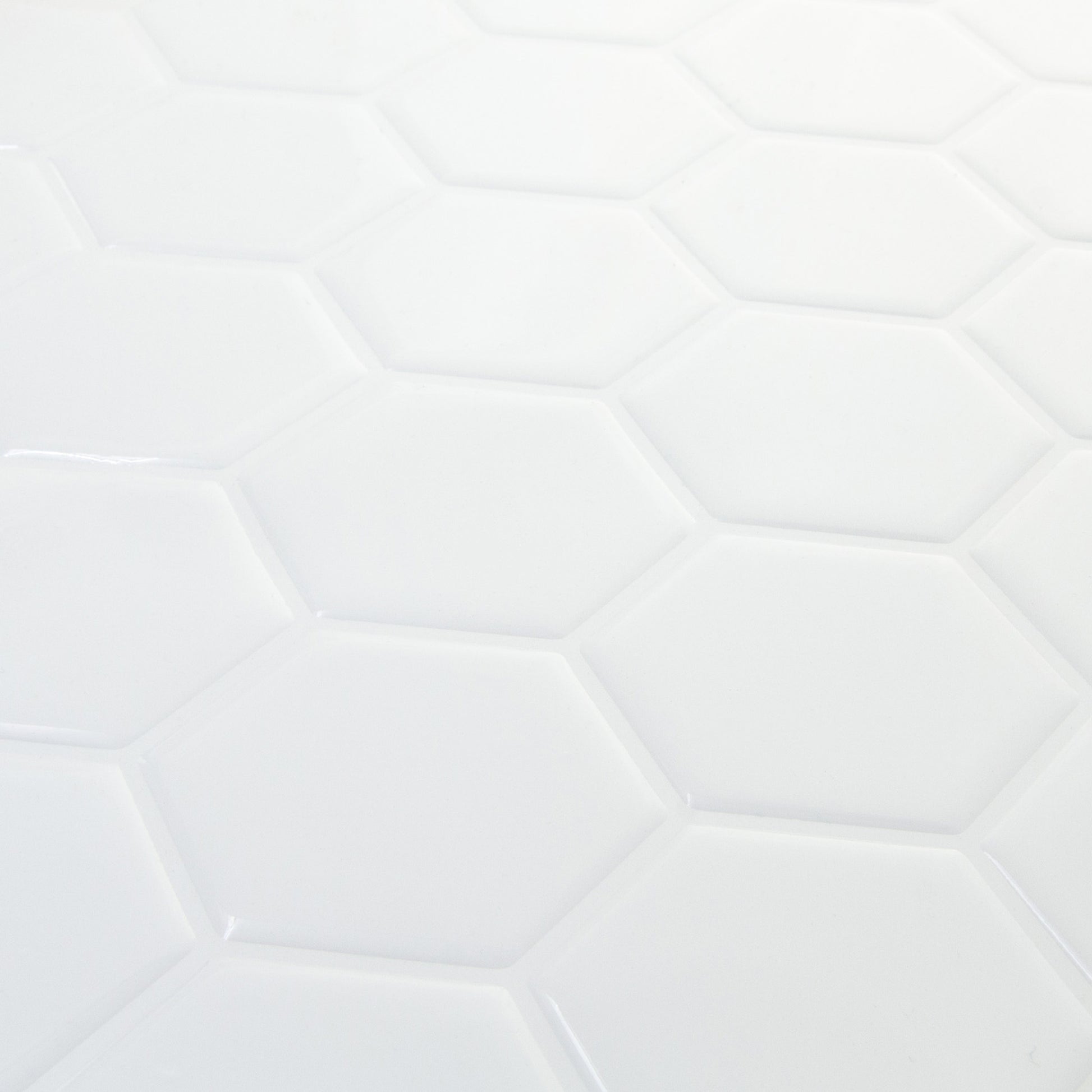 Hvidt fliseklistermærke i hexagon mønster (arctic hive) - skrå vinkel - stickoramic