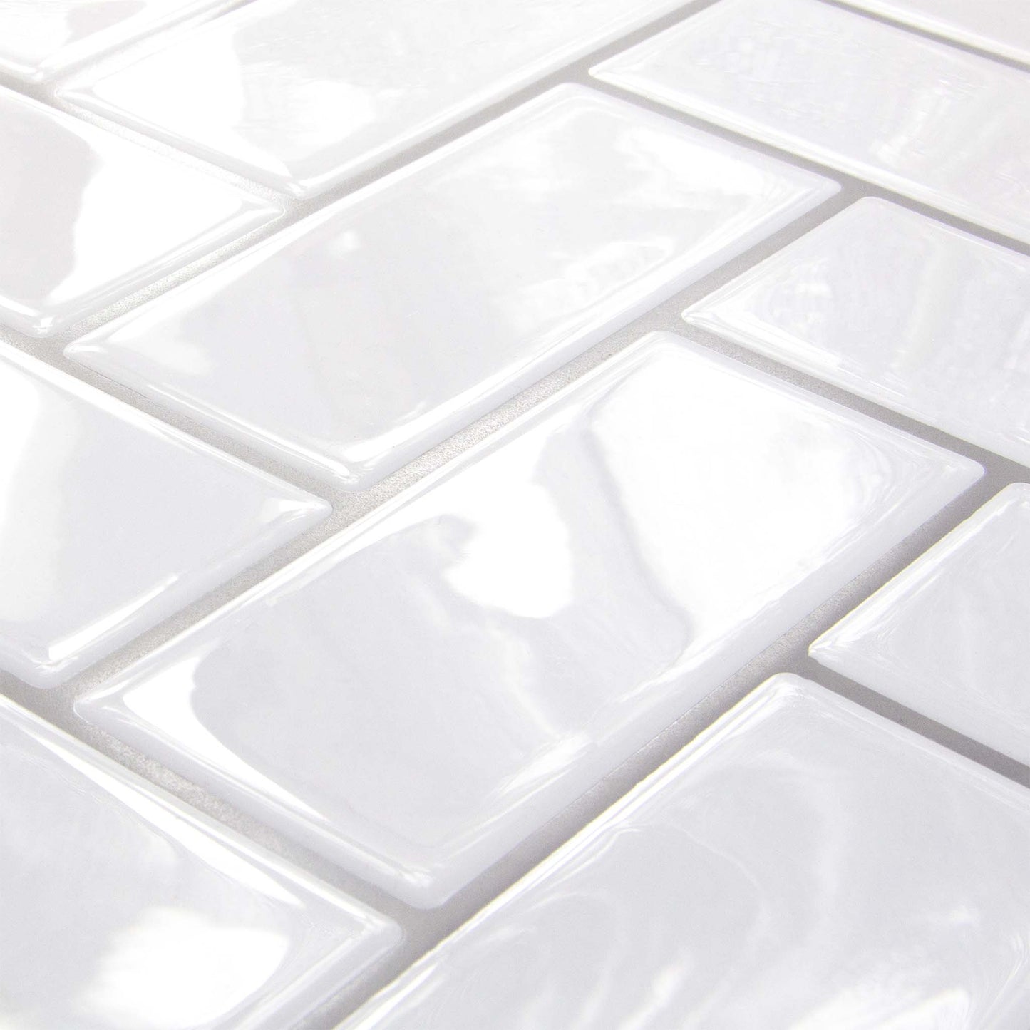 Hvide peel and stick fliser (snowbone) i sildeben - stickoramic (skrå vinkel)