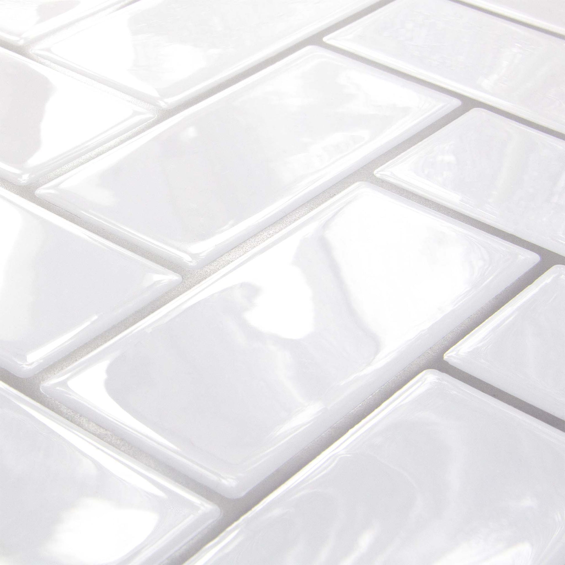 Hvide peel and stick fliser (snowbone) i sildeben - stickoramic (skrå vinkel)