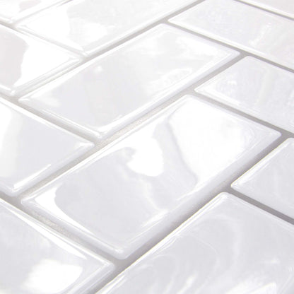 Hvide peel and stick fliser (snowbone) i sildeben - stickoramic (skrå vinkel)