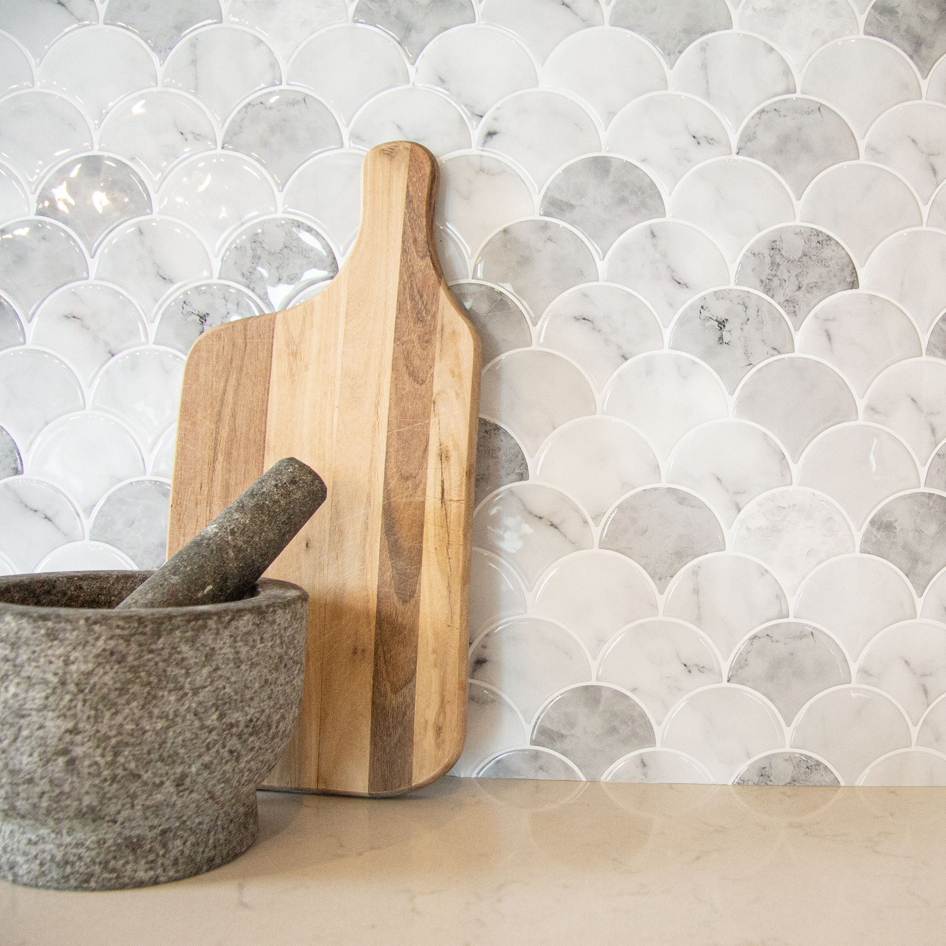 Peel and stick flise i marmorlignende mønster fra stickoramic. 