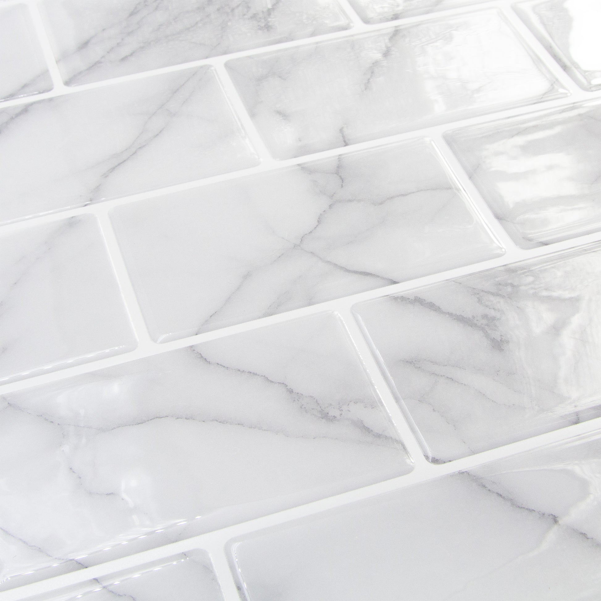 Marmorlignende fliseklistermærke (marble metro) fra skrå vinkel - stickoramic