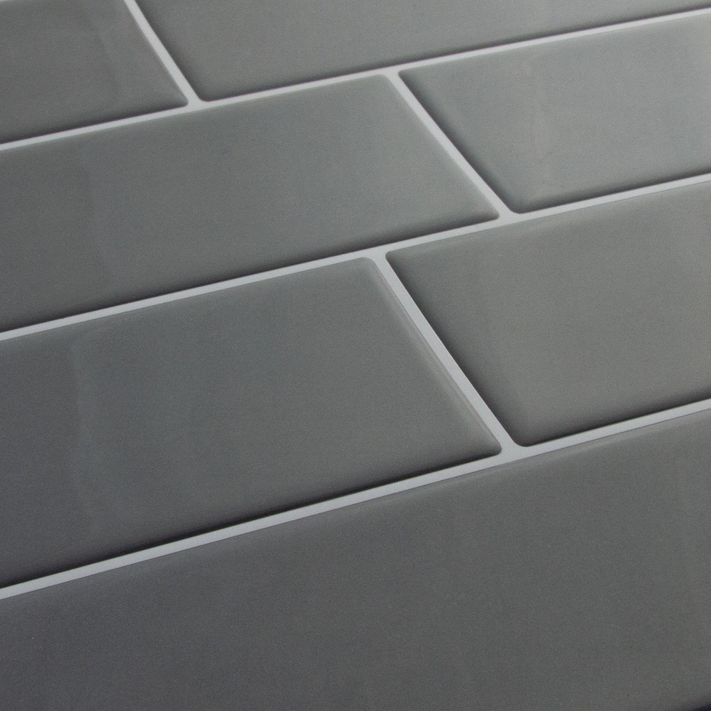 Mørkegrå (sort) fliseklistermærke (midnight metro) - skrå vinkel - stickoramic