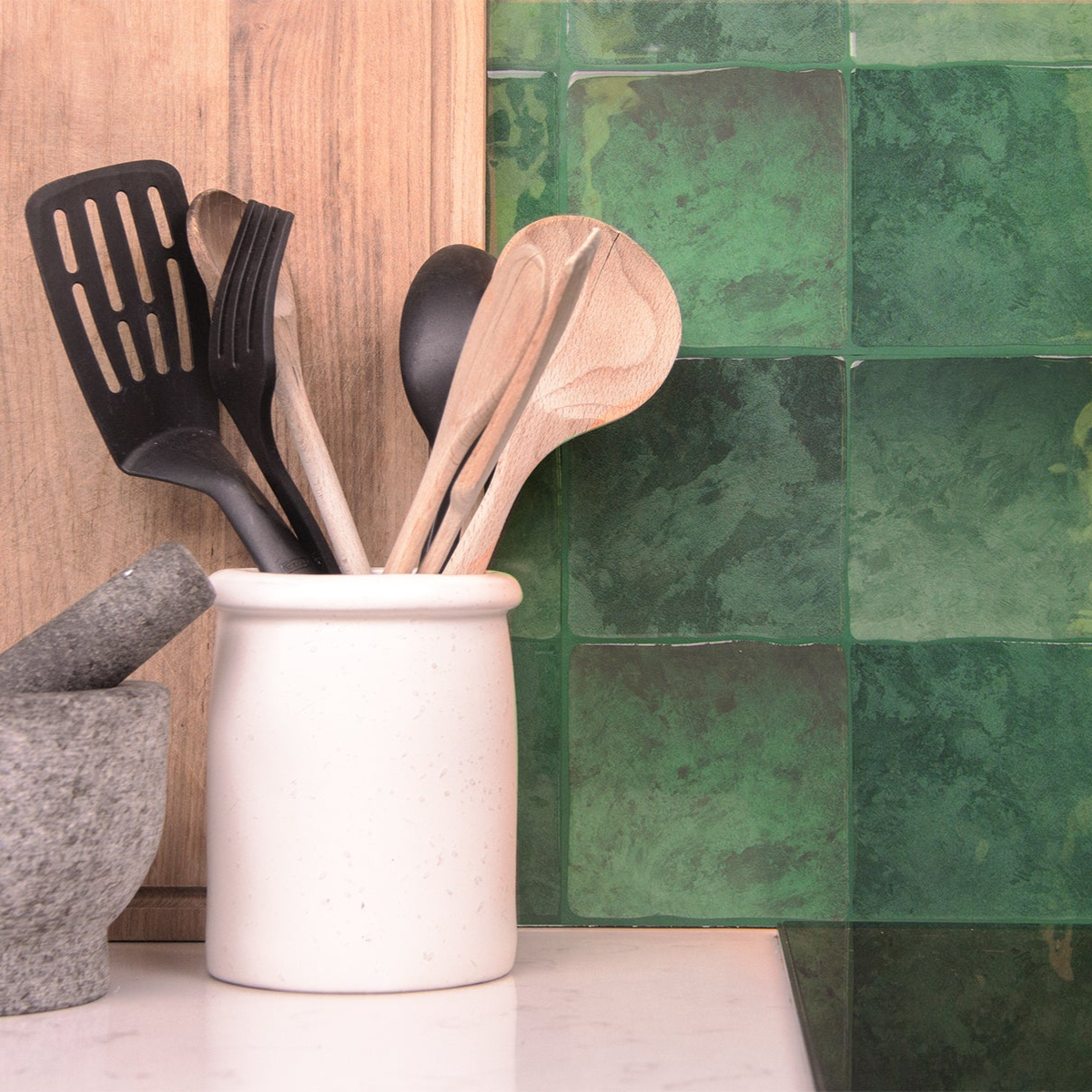 Grøn peel and stick flise (Mystic moss) fra Stickoramic.