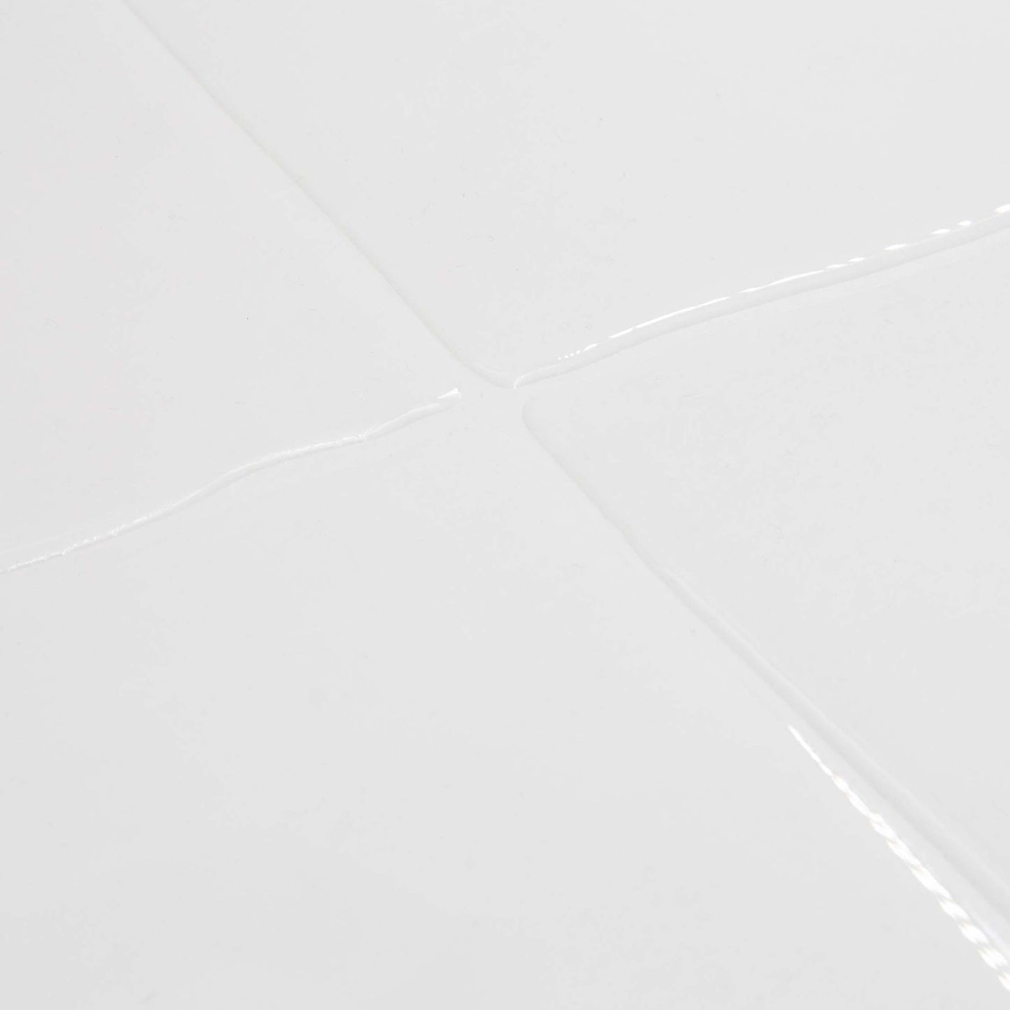 Hvidt fliseklistermræke (pristine cube) set fra skrå vinkel.