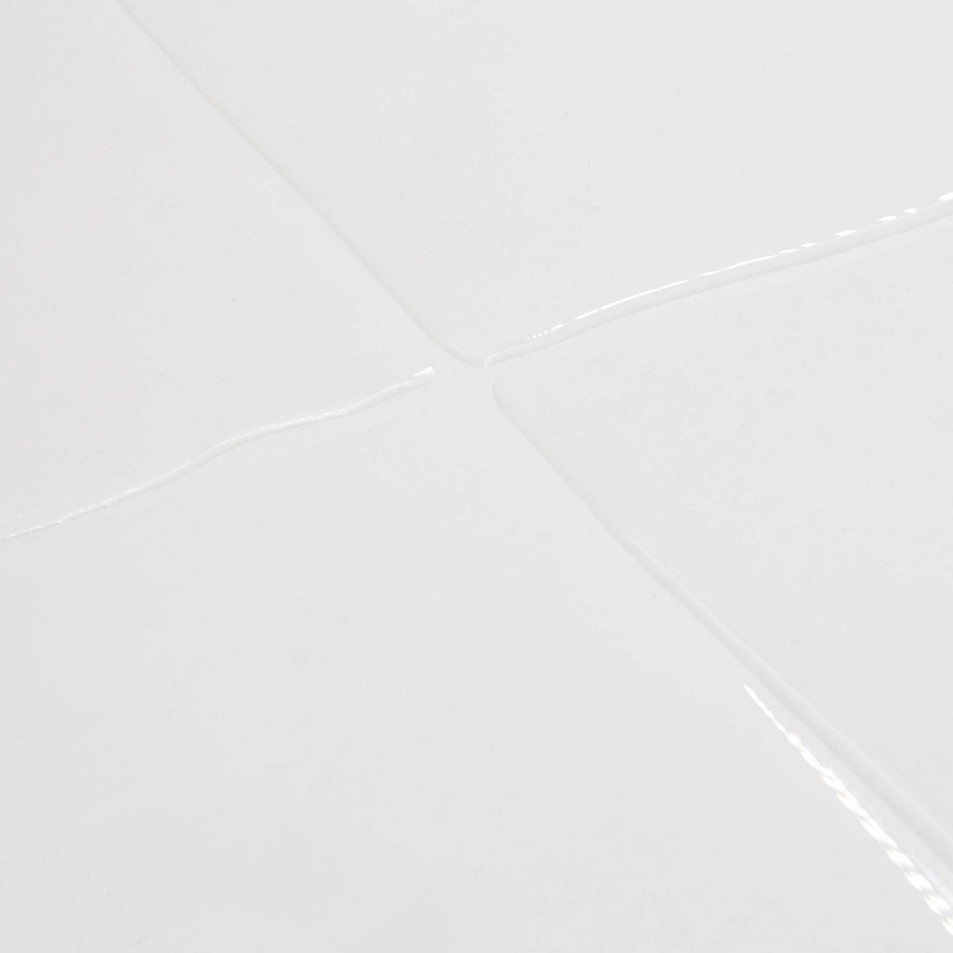 Hvidt fliseklistermræke (pristine cube) set fra skrå vinkel.