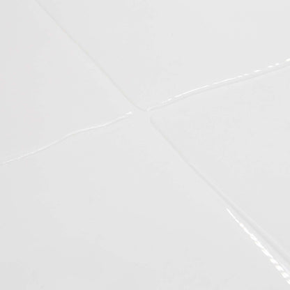 Hvidt fliseklistermræke (pristine cube) set fra skrå vinkel.