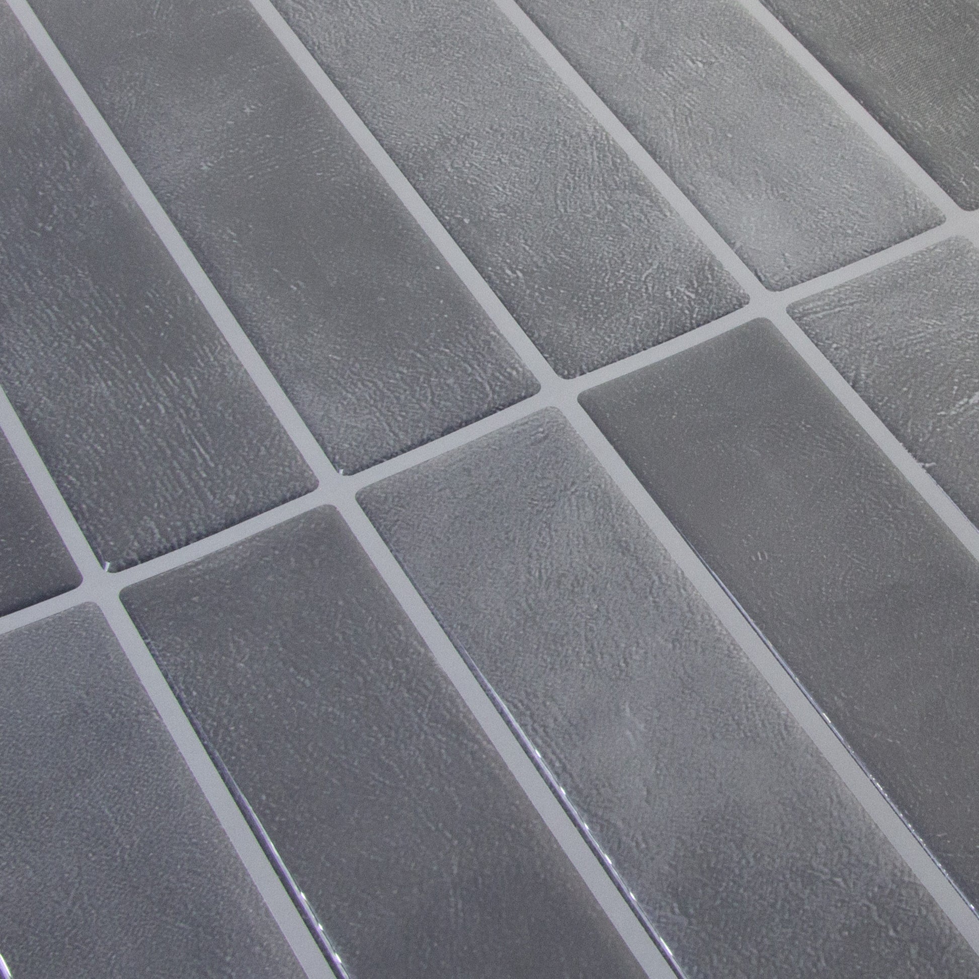 Sort fliseklistermærke (urban slate) set fra skrå vinkel - stickoramic