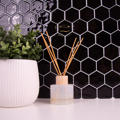 Sort peel and stick flise (onyx hive) i bryggers med hvid bordplade.