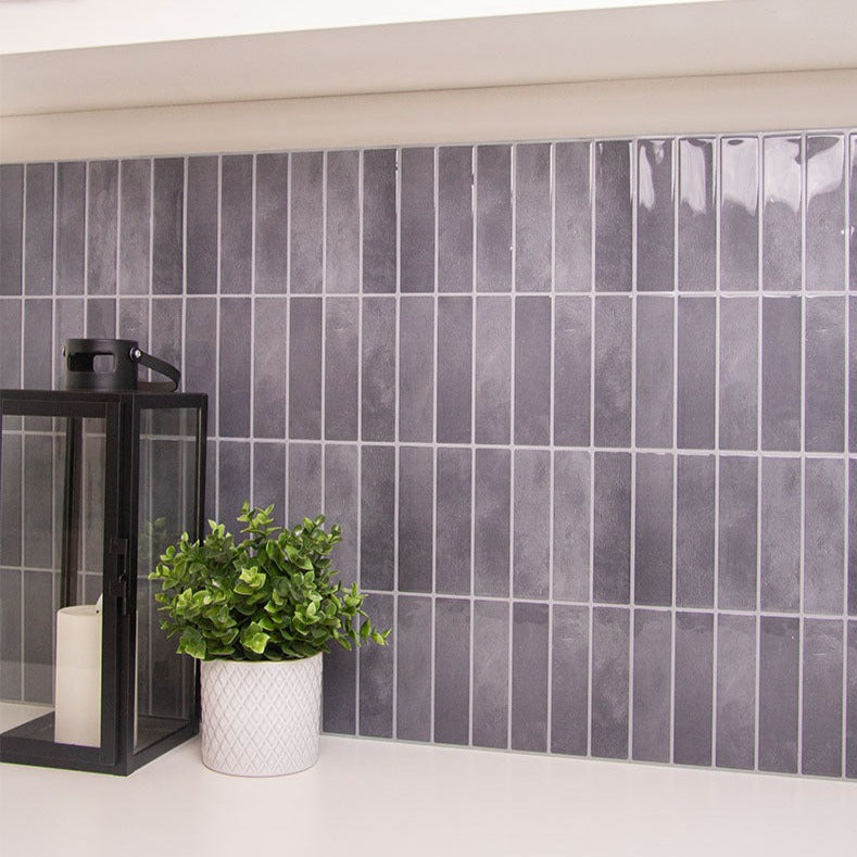 Sort peel and stick flise (urban slate) i bryggers med hvid bordplade - stickoramic