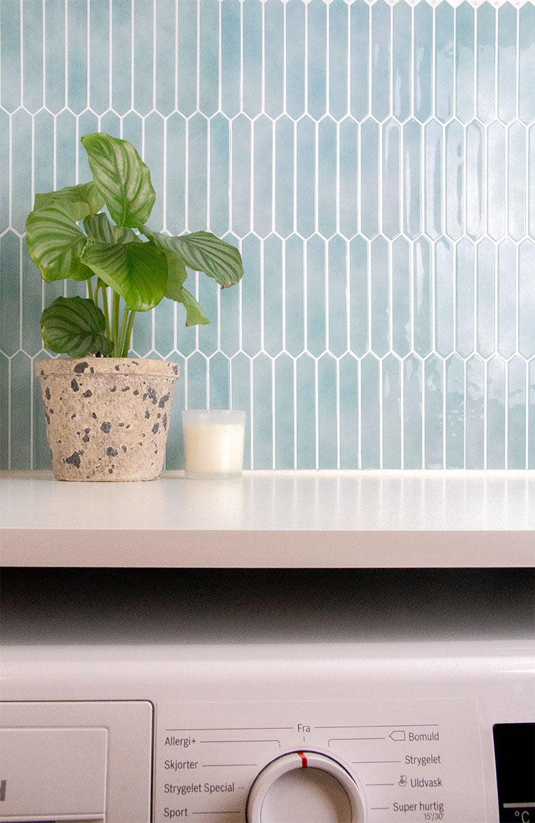 Turkisblå fliseklistermærker (turquoise tides) i bryggers med hvid bordplade. 